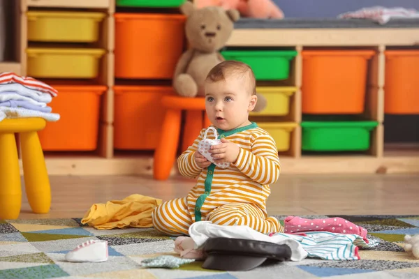 Lindo bebé con ropa elegante y accesorios en casa — Foto de Stock