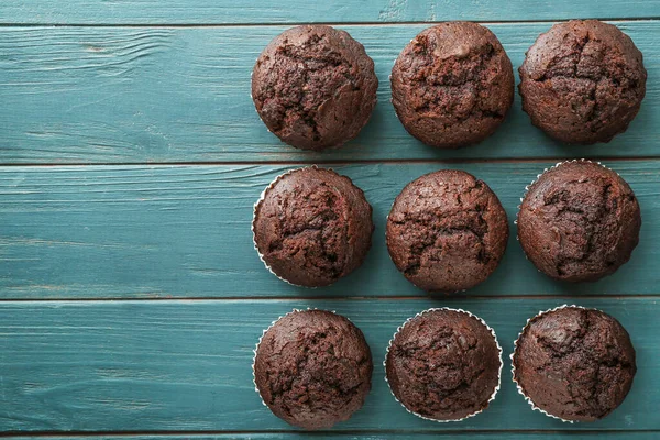 Muffins de chocolate saborosos na mesa — Fotografia de Stock