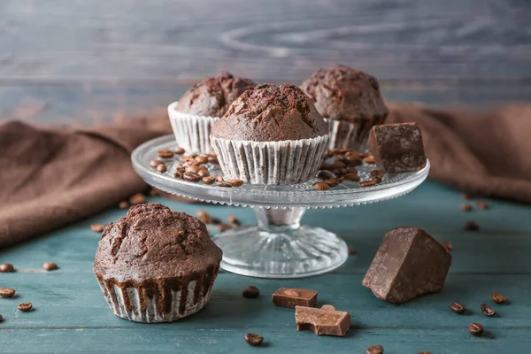 Dessertstandaard met lekkere chocolademuffins op tafel — Stockfoto