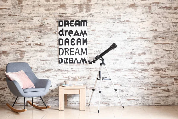 Interiér moderního pokoje s dalekohledem — Stock fotografie