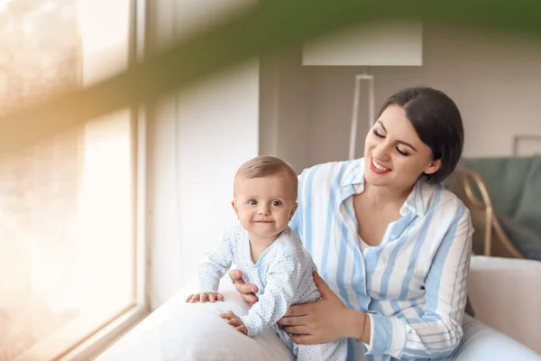 Mutlu anne ve evde küçük şirin bir bebek. — Stok fotoğraf