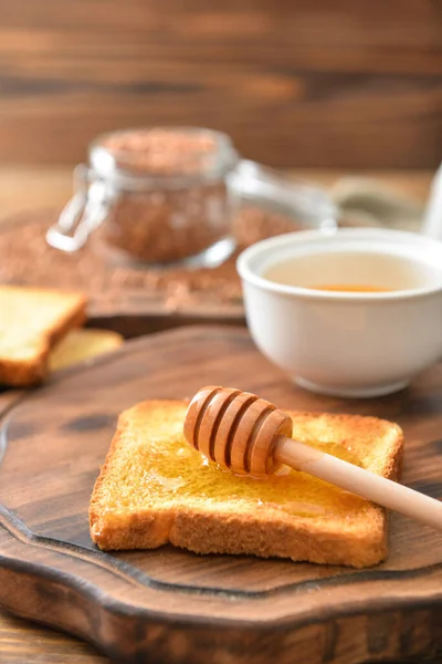 Сладкий мед и поджаренный хлеб на столе — стоковое фото