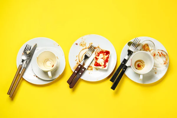 Dirty empty dishes on color background — Stock Photo, Image