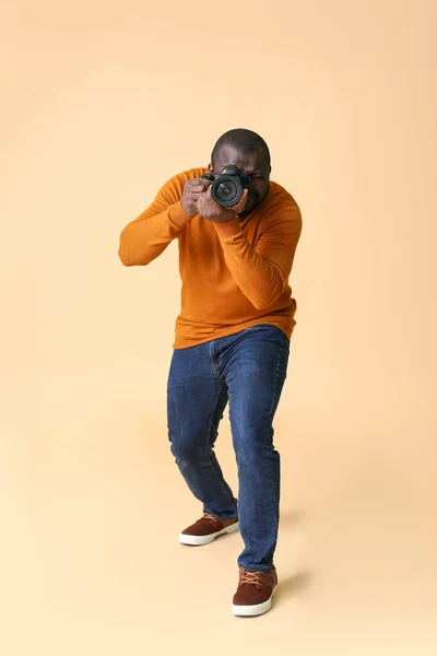 Fotógrafo afro-americano sobre fundo de cor — Fotografia de Stock