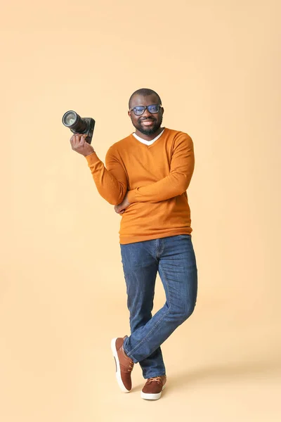 African-American photographer on color background — Stock Photo, Image