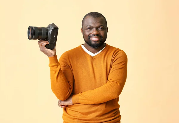 Fotógrafo afro-americano sobre fundo de cor — Fotografia de Stock