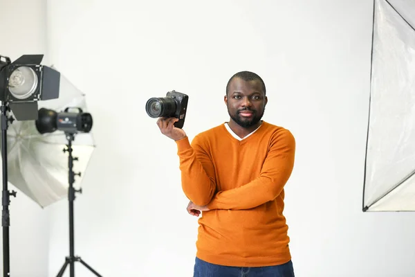 African-American photographer in modern studio — Stock Photo, Image