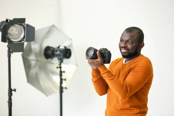 Fotógrafo afro-americano em estúdio moderno — Fotografia de Stock