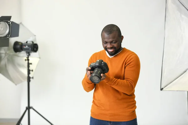 Fotógrafo afro-americano em estúdio moderno — Fotografia de Stock