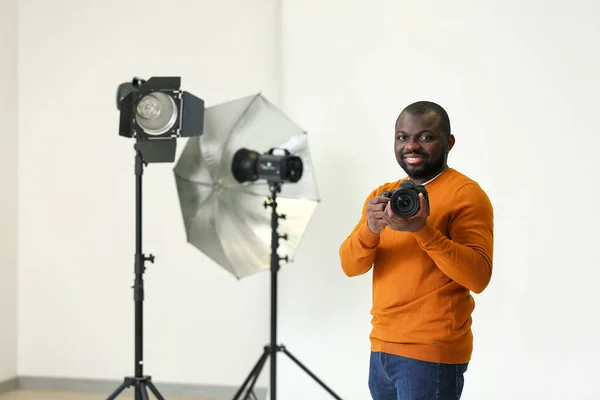 Fotógrafo afro-americano em estúdio moderno — Fotografia de Stock