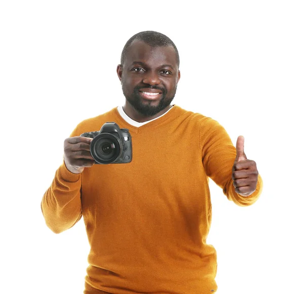 Fotógrafo afro-americano sobre fundo branco — Fotografia de Stock