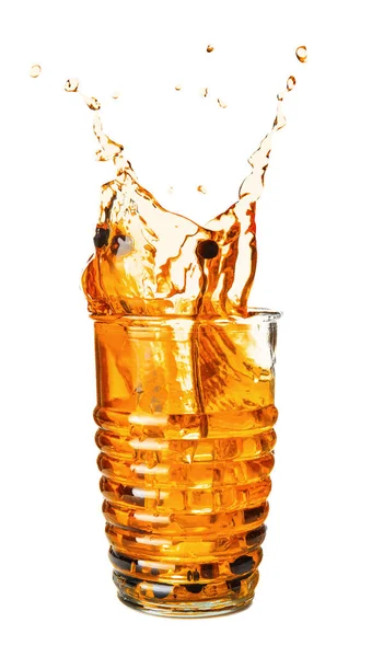 Glas kalter Cocktail mit Spritzern auf weißem Hintergrund — Stockfoto