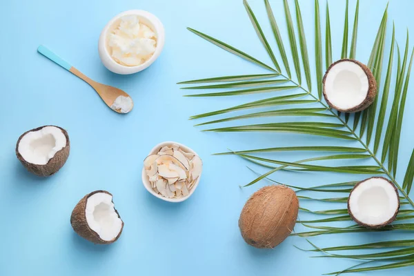 Složení s různými kokosovými výrobky na barevném pozadí — Stock fotografie
