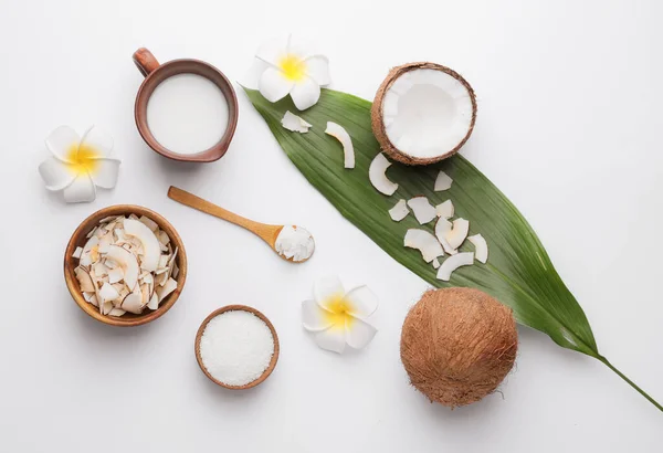 Composición con diferentes productos de coco sobre fondo claro — Foto de Stock
