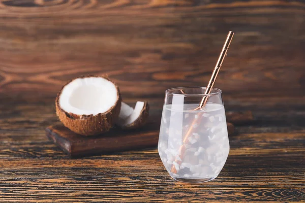 テーブルの上に新鮮なココナッツ水のガラス — ストック写真