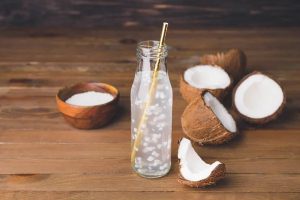Botella de agua de coco fresca en la mesa — Foto de Stock