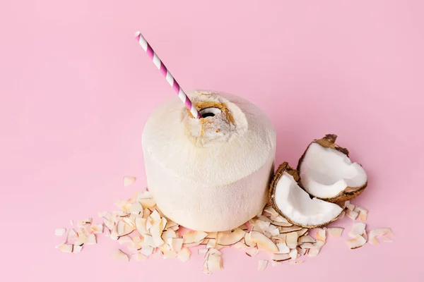 若いココナッツと藁色の背景 — ストック写真