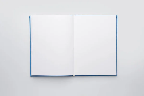 하얀 배경에 관한 공개 책 — 스톡 사진