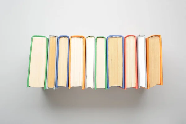 Muchos libros sobre fondo claro — Foto de Stock