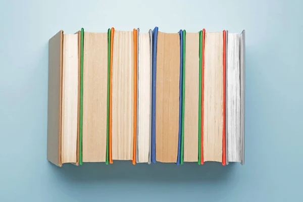 Muchos libros sobre fondo de color — Foto de Stock