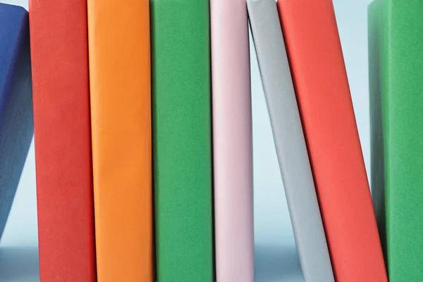 Molti libri su sfondo a colori, primo piano — Foto Stock