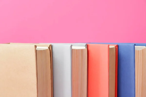 Många böcker om färg bakgrunden — Stockfoto
