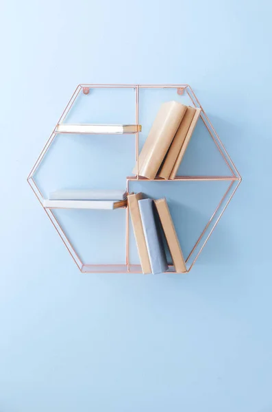 Mensola con libri su parete leggera — Foto Stock