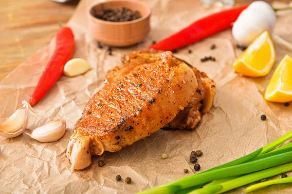 Bifes de porco cozidos saborosos na mesa — Fotografia de Stock