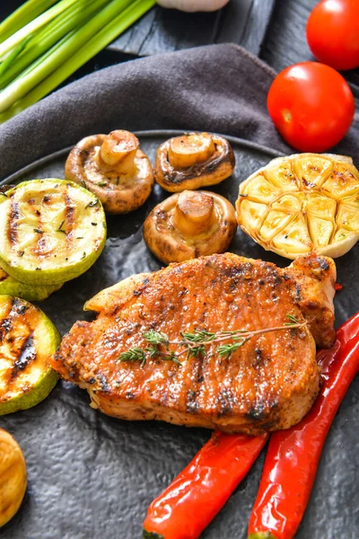 Prato com bife de porco cozido e legumes na mesa, close-up — Fotografia de Stock