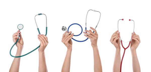 Viele Hände mit Stethoskopen auf weißem Hintergrund — Stockfoto