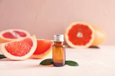 Masada bir şişe greyfurt yağı var.