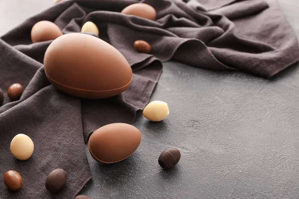 Sabrosos huevos de Pascua de chocolate sobre fondo gris —  Fotos de Stock