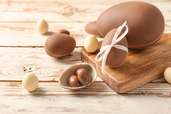 Chocolate saboroso ovos de Páscoa no fundo de madeira — Fotografia de Stock