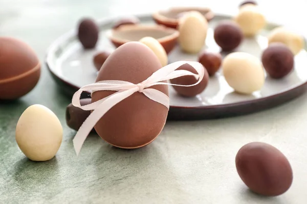 Chocolate saboroso ovos de Páscoa no fundo claro — Fotografia de Stock