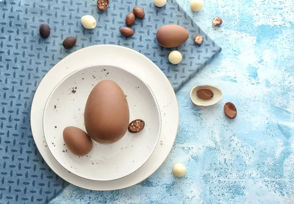 맛있는 초콜릿 부활절 달걀 색깔 배경 — 스톡 사진