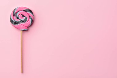 Renk arka plan üzerinde lezzetli lolipop