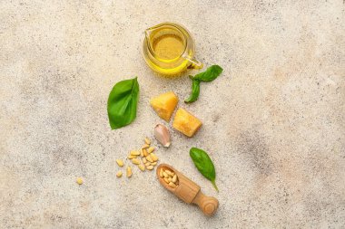 Gri arkaplanda pesto sosu için malzemeler