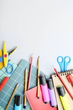 Beyaz arka planda okul malzemeleri seti