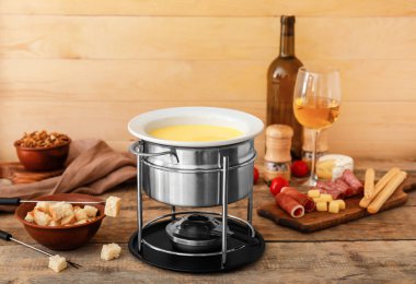 Masada atıştırmalıklar ve şarap ile peynir fondü