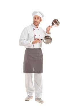 Beyaz arka planda tencereleri olan yakışıklı bir aşçı.