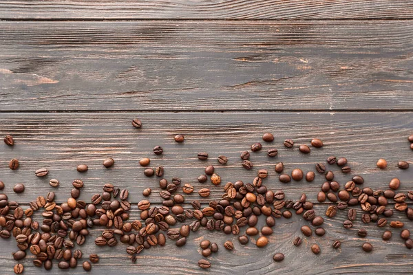 Koffiebonen op houten ondergrond — Stockfoto