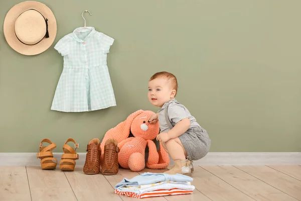 Bébé mignon avec des vêtements élégants et jouet à la maison — Photo