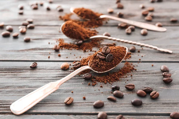 木製の背景にコーヒー豆と粉末とスプーン。 — ストック写真