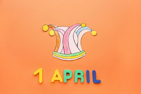 Fool's hat with date of April 1 on color background — Stock Photo, Image