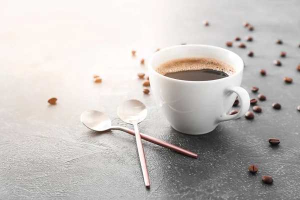 Чашка гарячої кави на сірому фоні — стокове фото