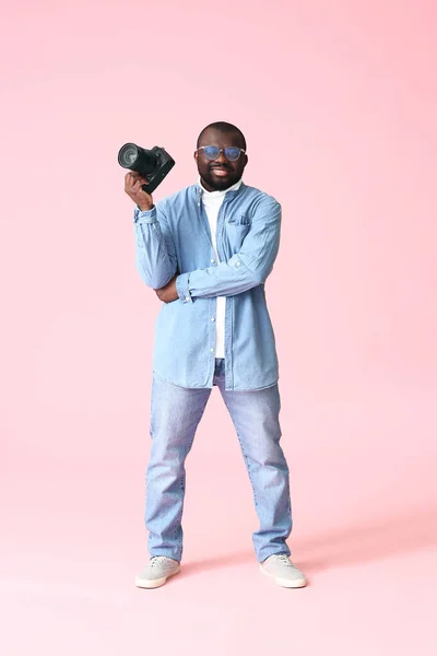 African-American photographer on color background — Stock Photo, Image