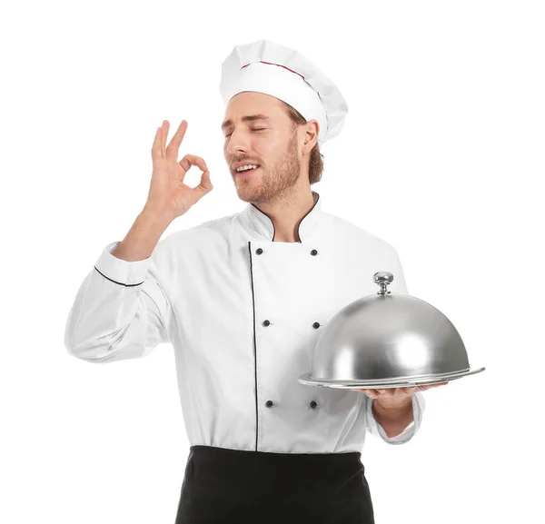 Happy αρσενικό σεφ με δίσκο και πανιά δείχνει Εντάξει χειρονομία σε λευκό φόντο — Φωτογραφία Αρχείου