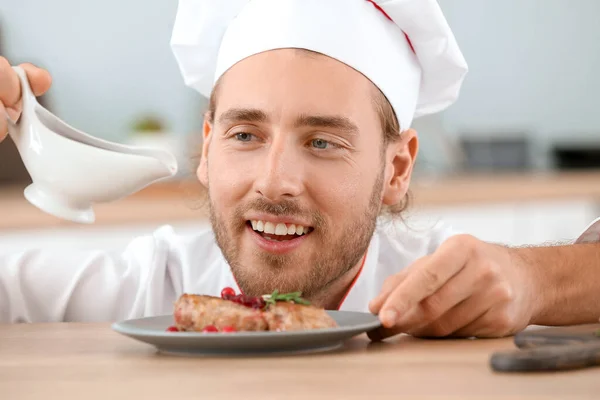 Chef masculino cocinando en cocina —  Fotos de Stock