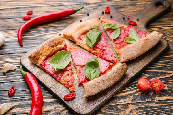 Plateau avec tranches de pizza savoureuse sur table en bois — Photo