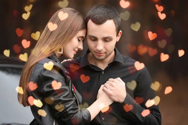 Feliz pareja joven al aire libre. Celebración de San Valentín —  Fotos de Stock